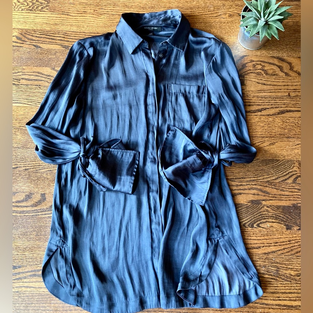 Banana Republic Navy Tie-Cuff Parker Button Up Career Blouse. Small